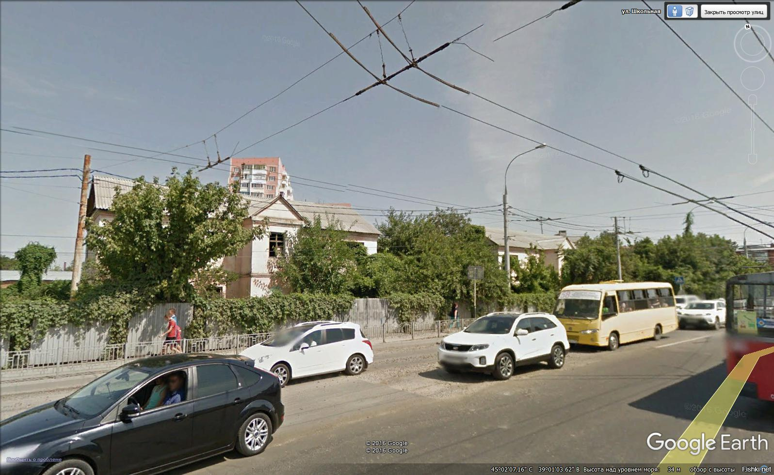 Согласен, что намного спокойней стало, однако интересные совпадения иногда не дают покоя. Краснодар. На 1 фото ниже два стареньких домика, последние такие на огромном квартале элитной застройки, да еще и выходят на дорогу. Люди небогатые там жили, были довольны местом - транспорт рядом. С разницей в несколько дней в обоих домах произошли пожары, после которых дома экстренно расселили. На 2 фото место рядом с центром, где не так давно стоял старый многоквартирный дом, у которого никак не могли решить проблему канализации, низкого напора воды и перебоев с электричеством. Пара небольших пожаров, домик сносят и О ЧУДО! вырастает многоэтажный офисный центр (уже достроен), которому всего хватает. Х.З.