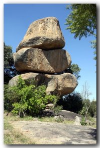 Вот это денюжка! 

Кстати, это реальный "балансирующие камни" Танзании