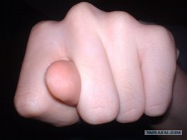 в таких случаях сравниваюсь и показываю водителю кукиш наклоненный на 90 градусов ))) т.е камень между колёс ))