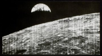 интересно как они умудрились сфотографировать скорей всего вид с луны на землю судя по кратерам??? да еще и в 1966г??? может это первый фотошопппп :)