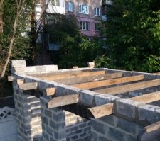 Честно говоря, весьма странное место для огорода, да ещё с такой капитальной постройкой. На многих фото видно, что почти вплотную стоит какая-то "хрущёвка". Не знаю, что за контингент там проживает и как относится местная администрация к таким постройкам на таких вот огородах, но я бы не рискнул. К тому же, там ещё "идёт война".
А так конечно молодец, руки прямые.