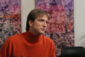 А мне кажется на Петра Красилова похож