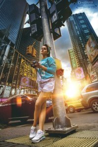 Солнце светит сзади, а на столбе тени нет.
Как обычно - у фотошоперов законы физики не работают.  :)