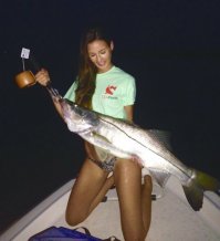 Мишель Клаватт — ошеломляющая блондинка, обожающая рыбную ловлю в бикини