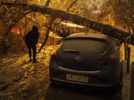 А у нас во дворе.... Мне ко врачу ехать, а тут завалило со всех сторон, выехать никак. Пришлось обчественным траспортом ехать, в итоге опоздал на полчаса.