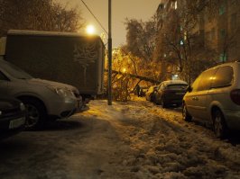 А у нас во дворе.... Мне ко врачу ехать, а тут завалило со всех сторон, выехать никак. Пришлось обчественным траспортом ехать, в итоге опоздал на полчаса.