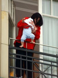 Тогда много народу перепугал.