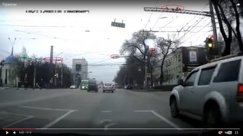 Красным я выделил камеры видеофиксации нарушений ПДД, которые далеко не все видны в данном кадре. Зеленым - тех кто поворачивает налево (в кадре - направо) по своей отдельной стрелке, которая будет сразу после красного перпендикулярному потоку.
Так к чему это я? К тому, что утром на работу иду через этот перекресток и постоянно, каждый день там вот так пролетают маршрутки считай на красный и пересекают стоп линию там где выделил зеленым.
У нас что - нашли способ не платить штрафы? Я уею!