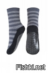 Есть специальные носки сo специальными липучками, в которых не будешь скользить по полу, даже на детей их одевают:)