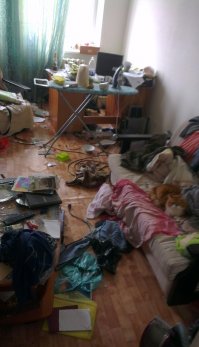 Это чисто женская комната! Мужик, пусть и холостяк, никогда так не загадит свою берлогу. Да и вещи розового цвета носить не будет. А линолеум? Присмотритесь как лежит линолеум, не например как мужику аж глаза режет!