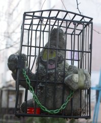 Дворовые поделки из покрышек, бутылок и прочего. Красота или обезображенные дворы?