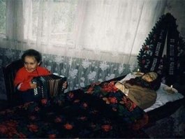 Подслушано из серии – хоронили тещу, порвали два баяна