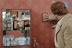 Чинзановский ликер и вискарь RedLabel. Если судить по цвету и прозрачности, то, разумеется, никакого вискаря там нет.