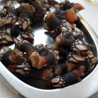 А вот это - самый интересный моллюск Галисии. Percebes или, на ingles, barnacles. В год пара сборщиков гибнет.