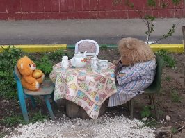 А вот уже творчество самих жильцов:
Если в начале весны, это еще куда не шло, то в конце осени, весь этот ландшафтный дизайн хочется выстирать и выбросить...