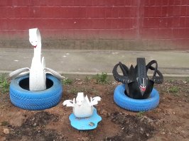 Творчество дворников из бывших южных республик:
смотрится довольно весело.