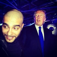 Мне одному кажется,что здесь Тимати впихнул свою ряшку перед объективом,когда Трампа одного снимали?