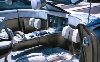 Защёлка двери на стойке как на ВАЗ 2101 - закрывается аналогично, с разгона и со смачным хлопком. Но дизайн салона - огонь!!! Вернее - космолёт.