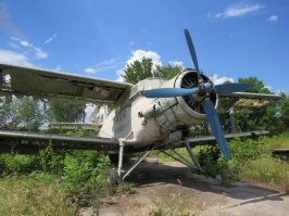 Пенсионеров - кукурузников много стоит в Смышляево Самарской области, на территории полевой базы авиационного института