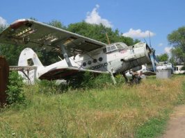 Пенсионеров - кукурузников много стоит в Смышляево Самарской области, на территории полевой базы авиационного института