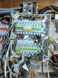 Немного треша!
Реальный щит моего знакомого в частном коттедже. Извините за моральные травмы...не одному же мне за сердце браться при виде такого