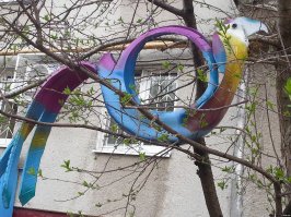 Я подобного попугая для детского сада сделал. Правда сделал аккуратнее и раскрасил получше (но на вкус и цвет...).
Сделал, повесил в беседке.
И что вы думаете? Через 2 дня его какие-то гомогеи украли.
Обидно было. Не за свой труд. А за то, что есть мрази, которые спокойно украли у детей.