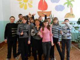 что-то я сомневаюсь что возраст вступления в половые отношения — это 15,5 лет.. статистика конечно всё победит, но если каждый из прочитавших вспомнит свой школьный класс, то поймёт, что тут что-то не так и подвох где-то рядом..
для оправдания своей мысли я немного погуглил.. и вот результат.. всмотритесь.. они все(кроме учителей) имеют возраст 15-16 лет..
смешно не стало???