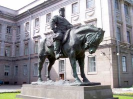 Памятник Алесандру !!! - душегубу народа, почему до сих пор не облит краской?
Где "православные казаки" - борцуны с мемориальными досками?