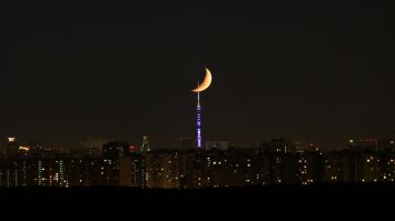 Вот мои суперлунья, сделанные в разные времена )
Правда тут просто объектив 100мм + кроп. 
Собственно как и везде