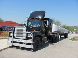 добавлю еще одного знаменитого киногероя: mack rs700l