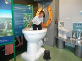 вспомнилось :
маленький мальчик играл в водолаза
смело спускался на дно унитаза
добренький дядя нажал на педаль
мальчик умчался в говняную даль