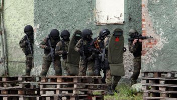 Нет и не может быть жёстких правил этикета, они относятся к ситуациям и меняются со временем. На фото ниже все одеты и ведут себя в соответствии с этикетом и правилами, но они неприемлемы в других ситуациях.