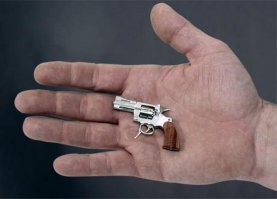Не уверен по калибрам, но Тульское оружие даже на вид меньше, а стреляет настоящими маленькими патронами, это был шик оружейников 19 в. и начала 20 в.