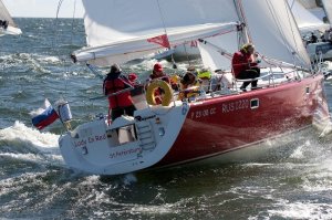 Нет и не может быть жёстких правил этикета, они относятся к ситуациям и меняются со временем. На фото ниже все одеты и ведут себя в соответствии с этикетом и правилами, но они неприемлемы в других ситуациях.