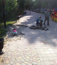 Напомнило, когда ребенка отвел на футбол в детстве. Он и еще 5детей впервые увидели искусственное поле и начали его выщипывать (траву).