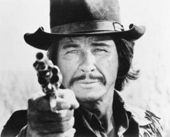 Чарльз Бронсон в 1943 году был призван в вооружённые силы США и служил в авиации стрелком на Б-29.