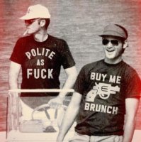 Это случайно не Хантер Томпсон в футболке "Вежливый шописец" и кажись Билл Мюррей с ним?