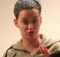 Обычная девушка. Только с голосом и, благодаря этому, хорошими деньгами. А в красавицу и крокодила можно превратить.