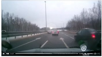 Справа машинка с поворотником перестраивалась