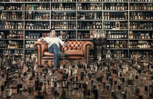 Но где столик? Закинул картинку в Гугл поиск вот, что мне выдал: "Скорее всего, на картинке  Обжорство".Однако всё же нашёл классное видео, как делалась экспозиция этого фото.