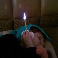 Какая вера, автор? Это народный способ очистки ушей от серы с помощью ушных свечей! Весьма действенный, кстати, пробовал. И это не свечка в прямом смысле, а бумажка вымоченная в парафине и свернутая в трубочку.
вот тут можно почитать