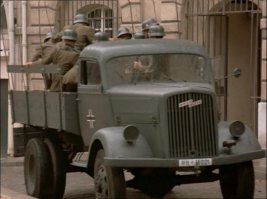 Это фильм о том, как какие-то ребята попали в полнейшую жопу, где и пропали ни за хер собачий.
Но ты, узколобый, увидел только "ФОШЫЗДЫПРАКЛЯТЫЯ!".
Ездишь, наверное, исключительно на Жигулях? Не признаёшь же ни Опель, ни Фольксваген, ни Порше?
И даже Запорожец отрицаешь, потому что он бандеровский?