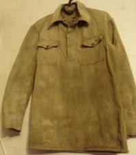 Костюмеру фильма "минус".
В 1941 не было еще гимнастерок на блестящих пуговицах от горла до яиц!