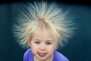 У этой малышки такие пышные волосы, что многие принимают их за парик