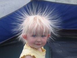 У этой малышки такие пышные волосы, что многие принимают их за парик