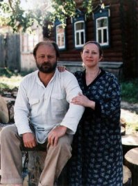 ЛИЧНАЯ ЖИЗНЬ ВЛАДИМИРА ИЛЬИНА 
Женой актёра стала Зоя Пыльнова. Она тоже была актрисой. Супруги вместе уже больше тридцати лет. В своё время, она являлась очень яркой театральной актрисой. Ильины – глубоко верующие люди. Они привыкли помогать тем, кто оказался в беде, оказывают помощь церкви. Муж с женой - скромные люди, которые не зависимо от объёма заработанных денег никогда их не имеют – всё уходит на благотворительность. Актер Владимир Ильин с женой Зоей Пыльновой Супруги дорожат друг другом, у них прекрасные отношения. Был случай, когда зимой дорогую тёплую куртку Владимир Адольфович отдал нищему у вокзала. Дома он появился в одном пиджаке. К сожалению, у Ильиных нет детей. У жены актёра было шесть попыток родить ребёнка, однако все они оказались неудачными. У брата артиста Александра трое детей, они выбрали ту же стезю, что и отец, дядя и дед. Жена Ильина уже не работает в театре. Она покинула сцену и сегодня является регентом в церкви. Шрам на голове актёра появился в Днепропетровске. Будучи на гастролях, он купался в Днепре и нырнул в месте, где было мелко, из-за чего разбил голову. Рану пришлось долго лечить, ему делали операцию.