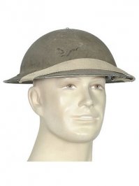 Почему на половине плакатов люди в британских касках?