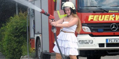 Пожарные эвакуировали гостей со свадьбы, но невеста не растерялась