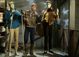 "участники ... притворяются манекенами и остаются неподвижными, пока их снимает на видео оператор"
© Fishki.net

Ну это совсем не новшество. ;)