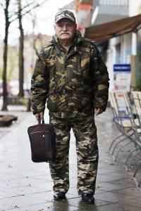 Каждое утро этот фотограф снимает стильные наряды 83-летнего портного-модника